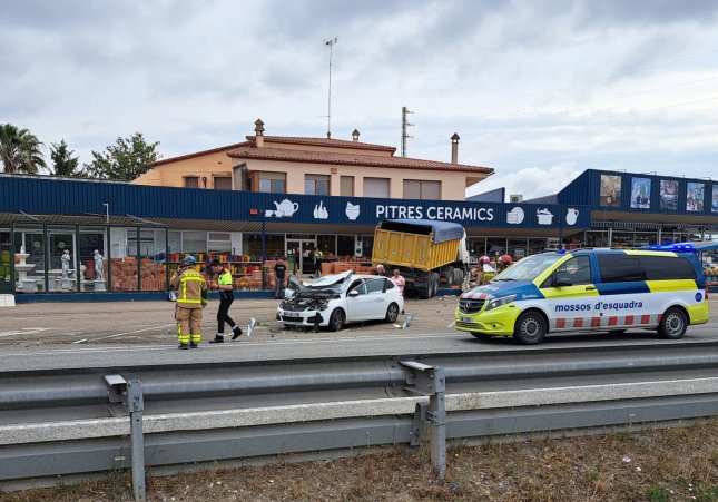 El camió que s'ha estimbat contra la botiga de ceràmica a Llers / ACN