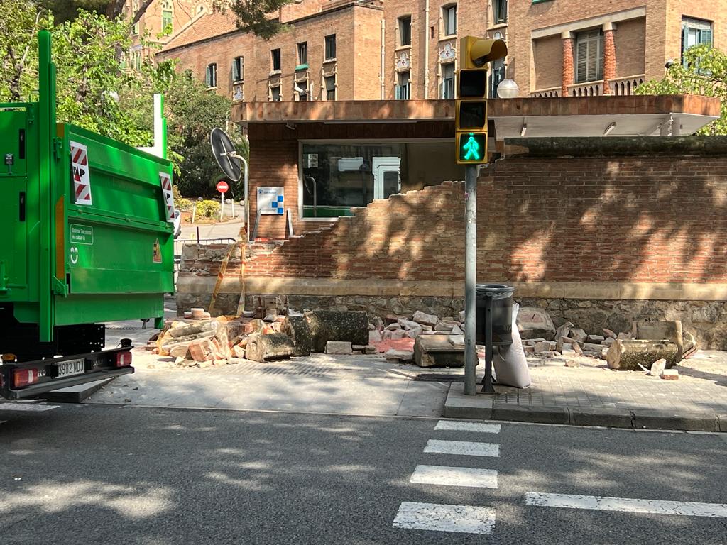 El mur caigut del recinte modernista de l'Hospital Sant Pau de Barcelona / Jordi Bataller - ACN