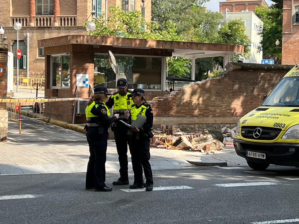 Agents de la policia al costat del mur caigut del recinte modernista de l'Hospital Sant Pau de Barcelona / Jordi Bataller - ACN