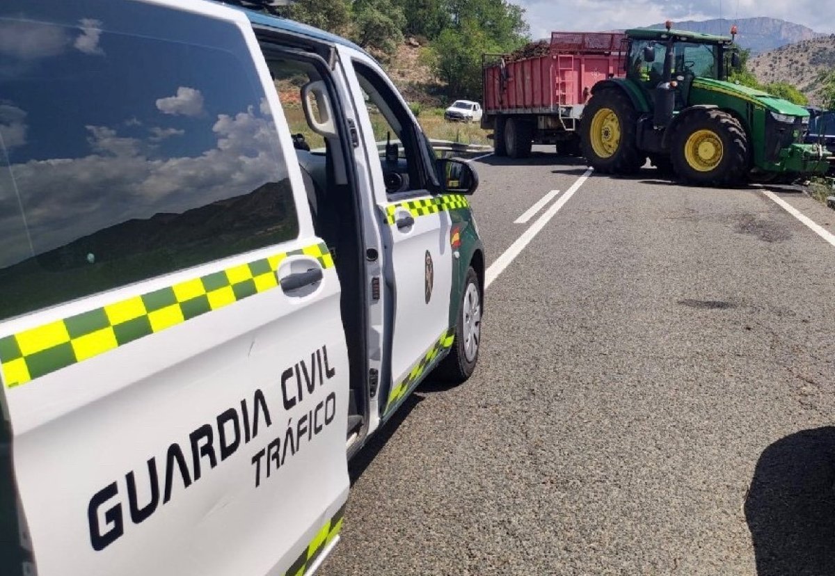 Un vehicle de la Guàrdia Civil de Trànsit al davant d'un tractor involucrat en un sinistre a la carretera N-230, a Areny de Noguera (Osca) / GUÀRDIA CIVIL