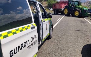 Un vehicle de la Guàrdia Civil de Trànsit al davant d'un tractor involucrat en un sinistre a la carretera N-230, a Areny de Noguera (Osca) / GUÀRDIA CIVIL