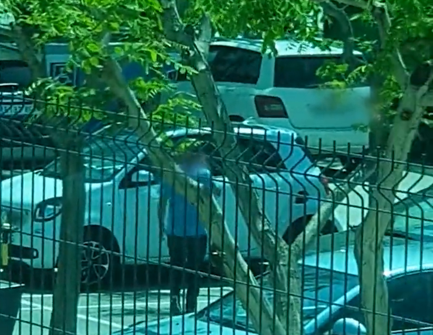 Un dels lladres actuant en un estacionament de Mataró / CME