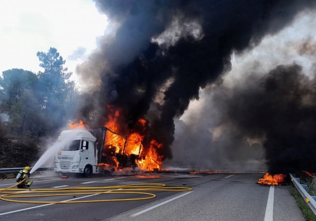 Camió incendiat a l'AP-7
