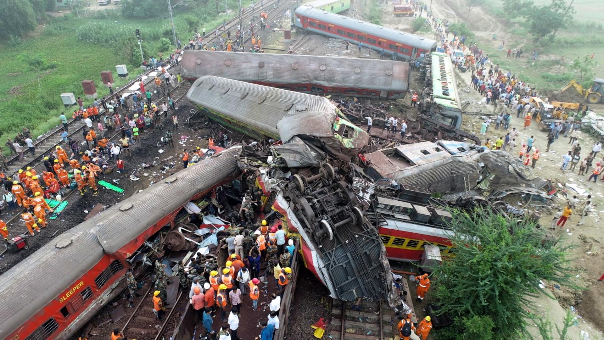 Una imatge de l'accident de trens a l'Índia / EFE - EPA NATIONAL DISASTER RESPONSE FORCE