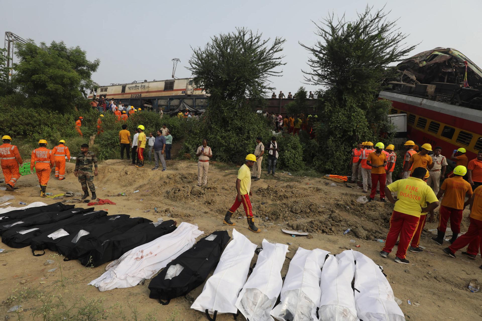 Los cadáveres de algunas de las víctimas al triple choque de trenes en la India este viernes / EFE - EPA - PIYAL ADHIKARY