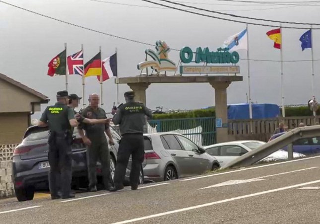 Diversos agents de la Guàrdia Civil al lloc dels fets al càmpig de Pontevedra / EFE TV