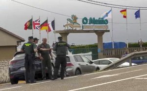 Diversos agents de la Guàrdia Civil al lloc dels fets al càmpig de Pontevedra / EFE TV