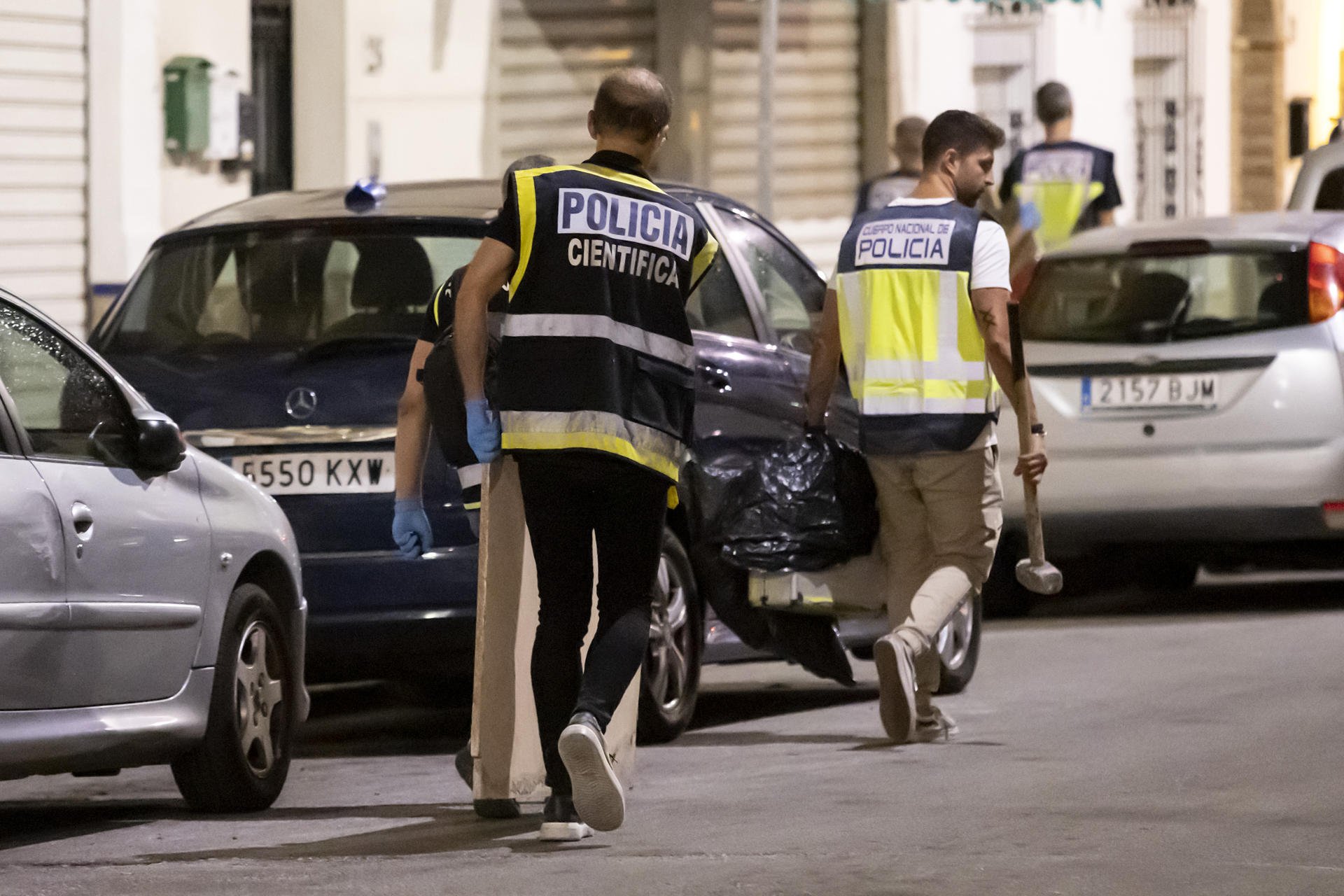 Varios miembros de la Policía Nacional abandonan el lugar tras sacar el cuerpo sin vida de Sibora Gagani, la joven de origen albanés y nacionalidad italiana desaparecida en 2014, en el piso que compartió en Torremolinos (Málaga) con Marco R., el presunto 