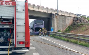 El bus que s'ha incendiat a Sant Fruitós Bages / BOMBERS DE LA GENERALITAT