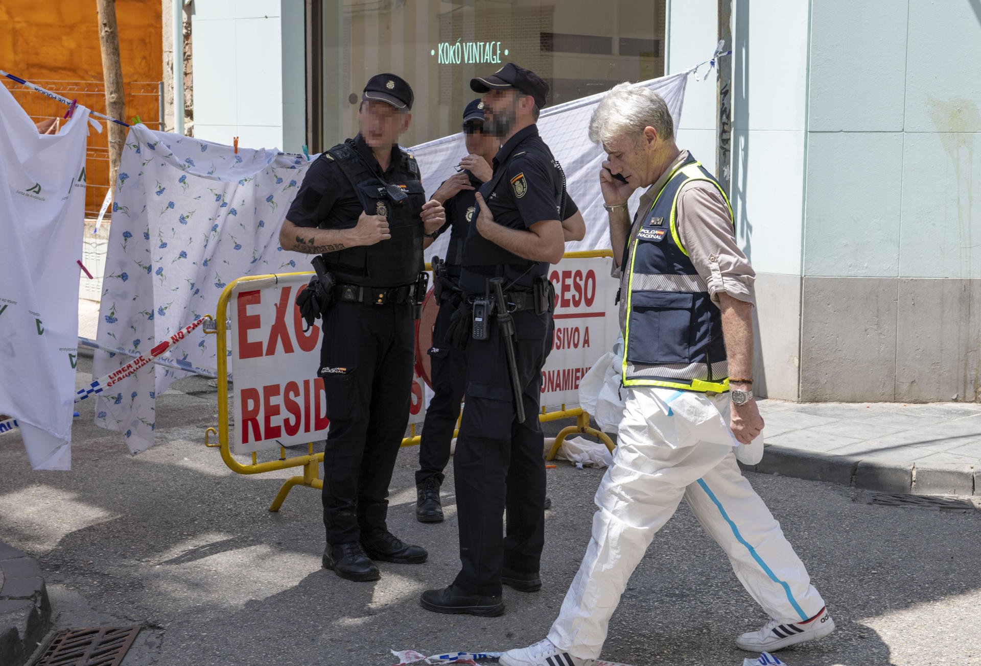 Agente de la Policía Nacional y expertos en balística durante la investigación donde murieron Juan José Lara y Andrés Moya este domingo en Andújar (Jaén) / JOSÉ MANUEL PEDROSA - EFE Agente de la Policía Nacional y expertos en balística durante la investigación donde murieron Juan José Lara y Andrés Moya este domingo en Andújar (Jaén) / JOSÉ MANUEL PEDROSA - EFE
