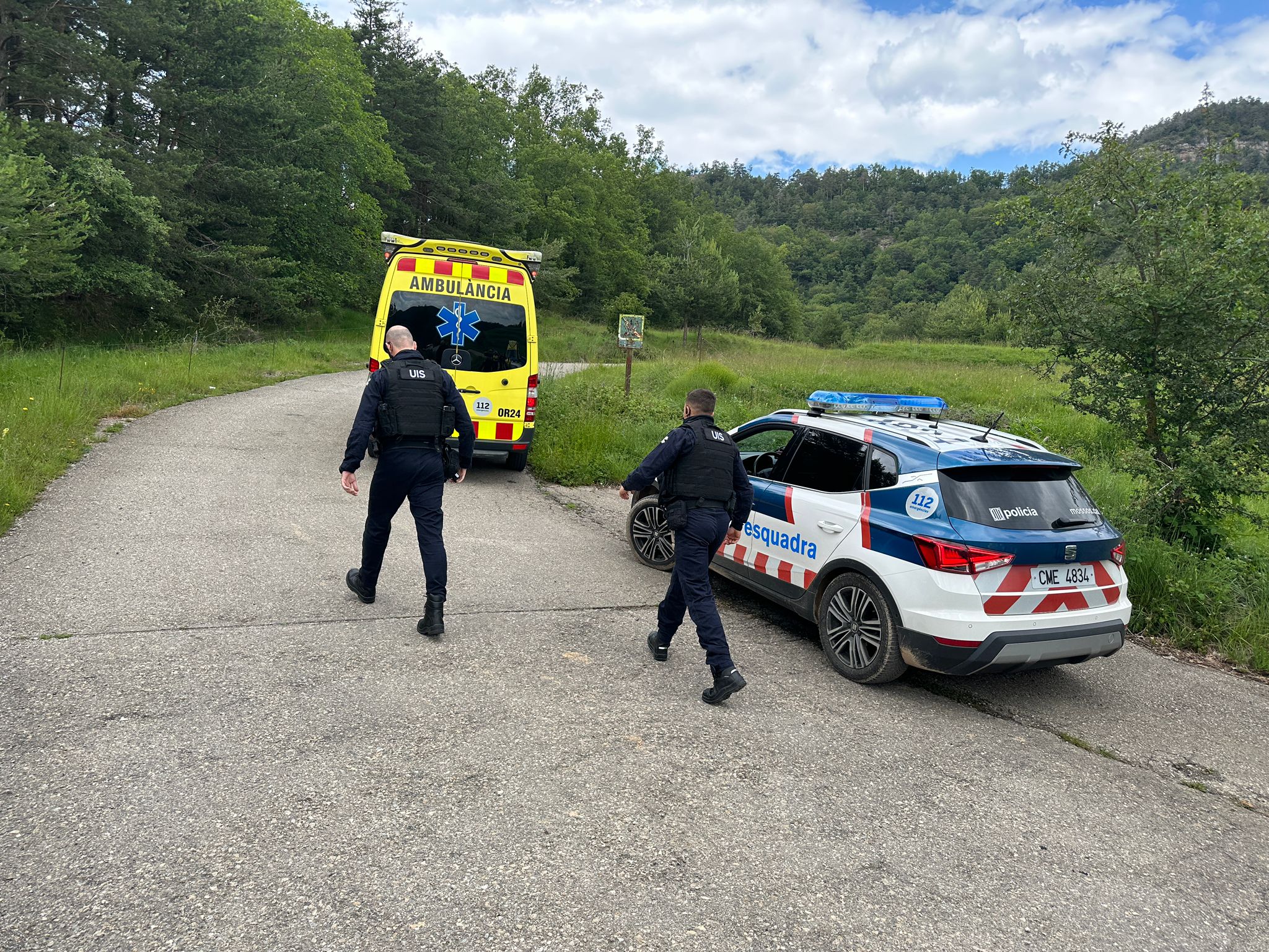 Dos santitaris de les UIS del SEM, accedint a la zona zero, a les Llosses / GRS