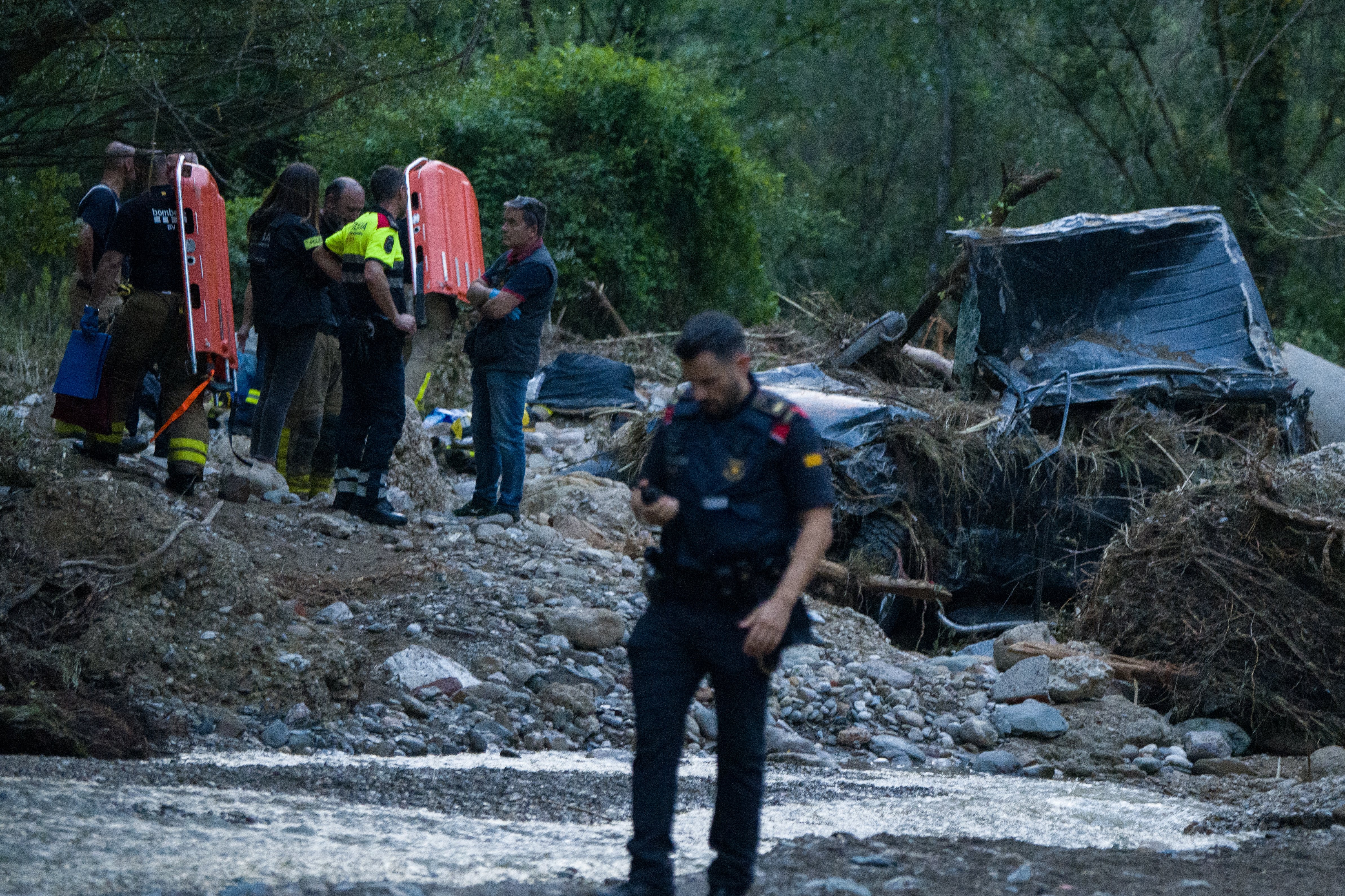 EuropaPress 5271857 varios bombers agentes policia trabajan riera seca zona can font 14 junio