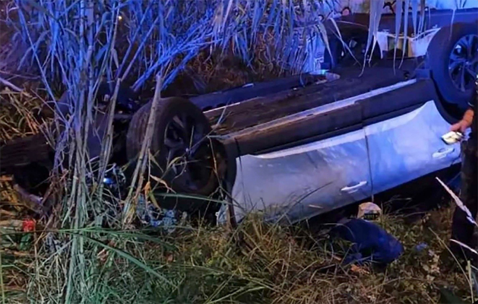 Coche caído por el río Francolí, en Tarragona / CEDIDA