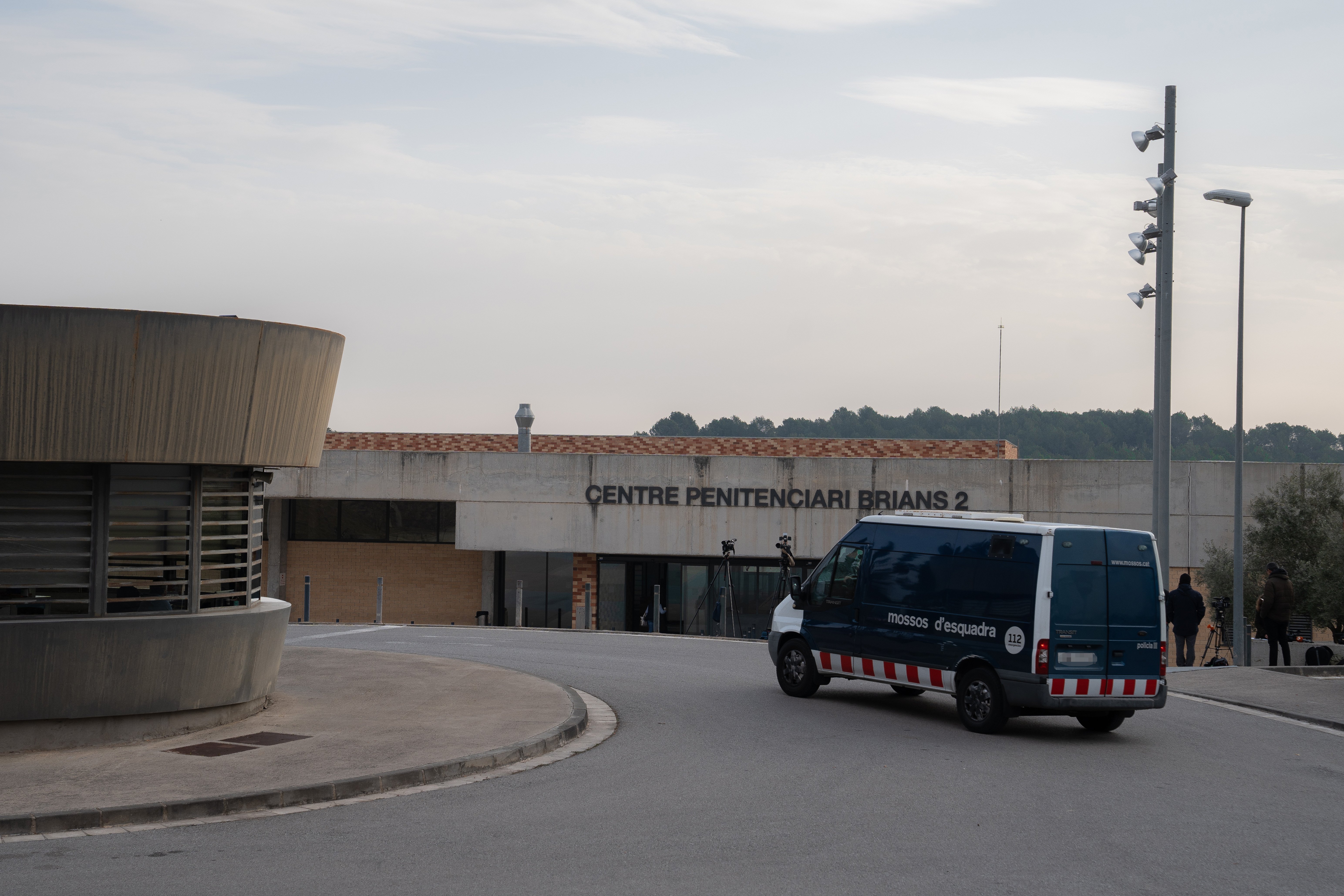 EuropaPress 5003029 furgon policial frente centro penitenciario brians ii 21 febrero 2023 san