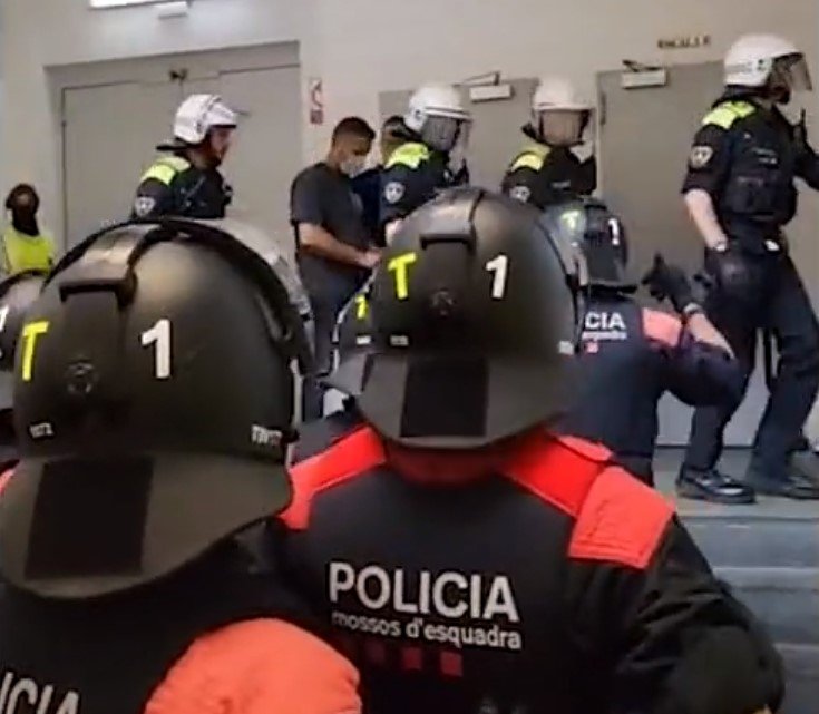 Intervenció dels Mossos i la Guàrdia Urbana en una discoteca clandestina al districte de Sant Martí de Barcelona