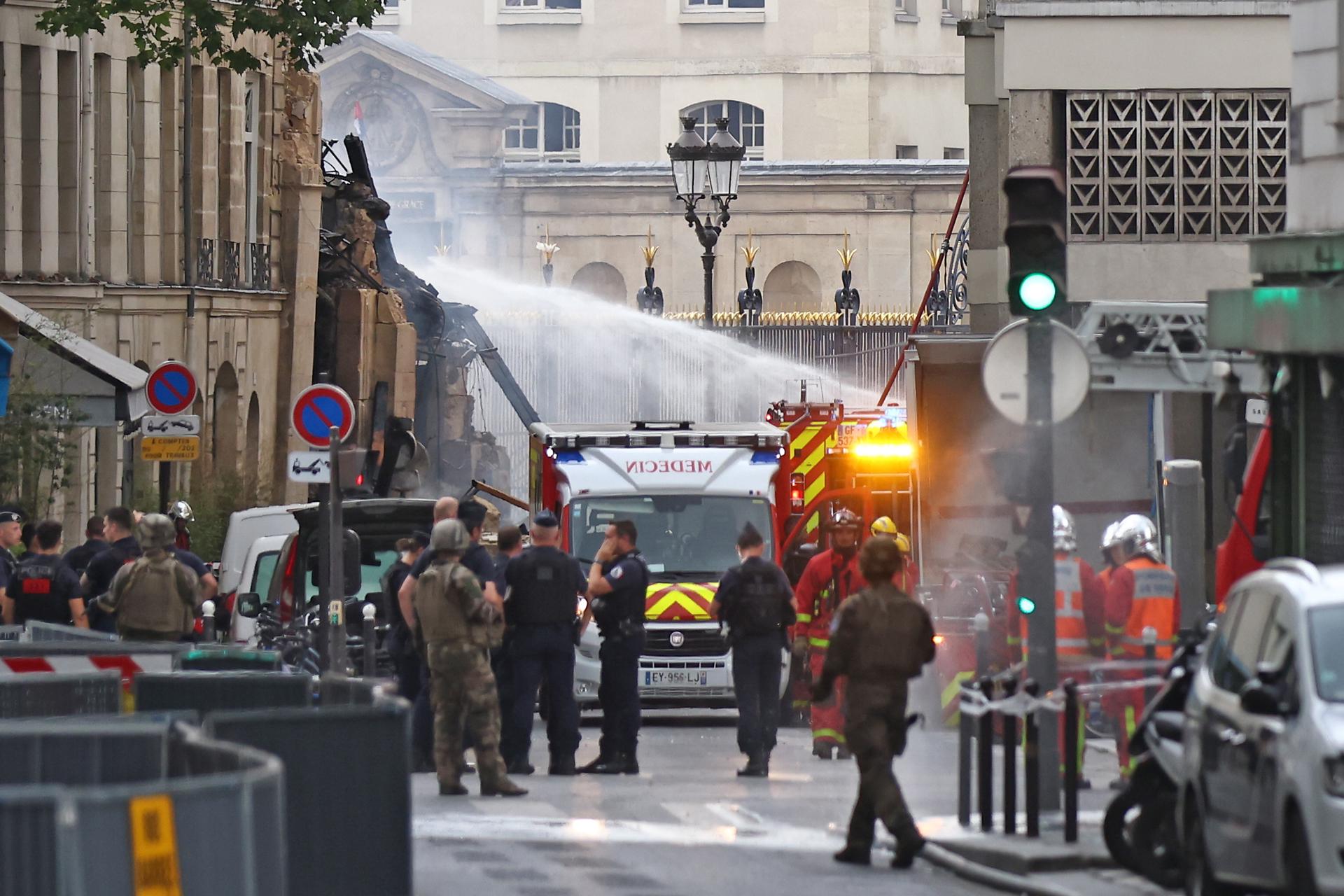 Els serveis d'emergències francesos al lloc de l'incident a París / Mohammed Badra, EPA, EFE