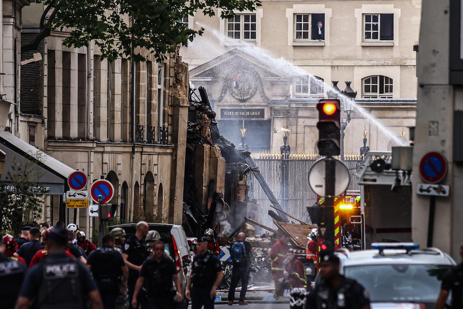 Els serveis d'emergències treballen al lloc de l'explosió a París / MOHAMMED BADRA - EPA - EFE