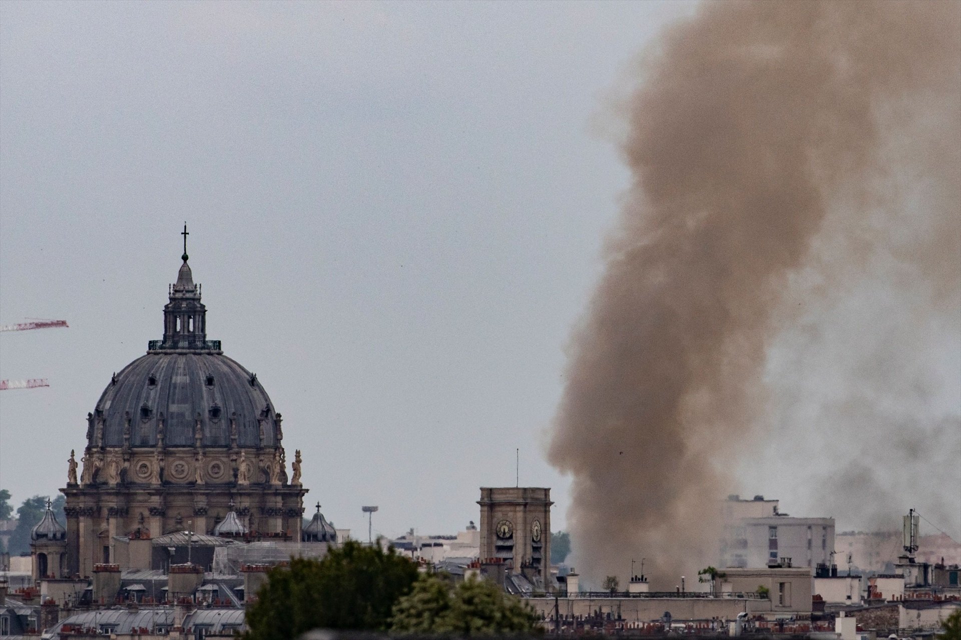 Columna de humo sobre París, a raíz de la explosión / IAN LANGSDON - AFP - DPA - EP