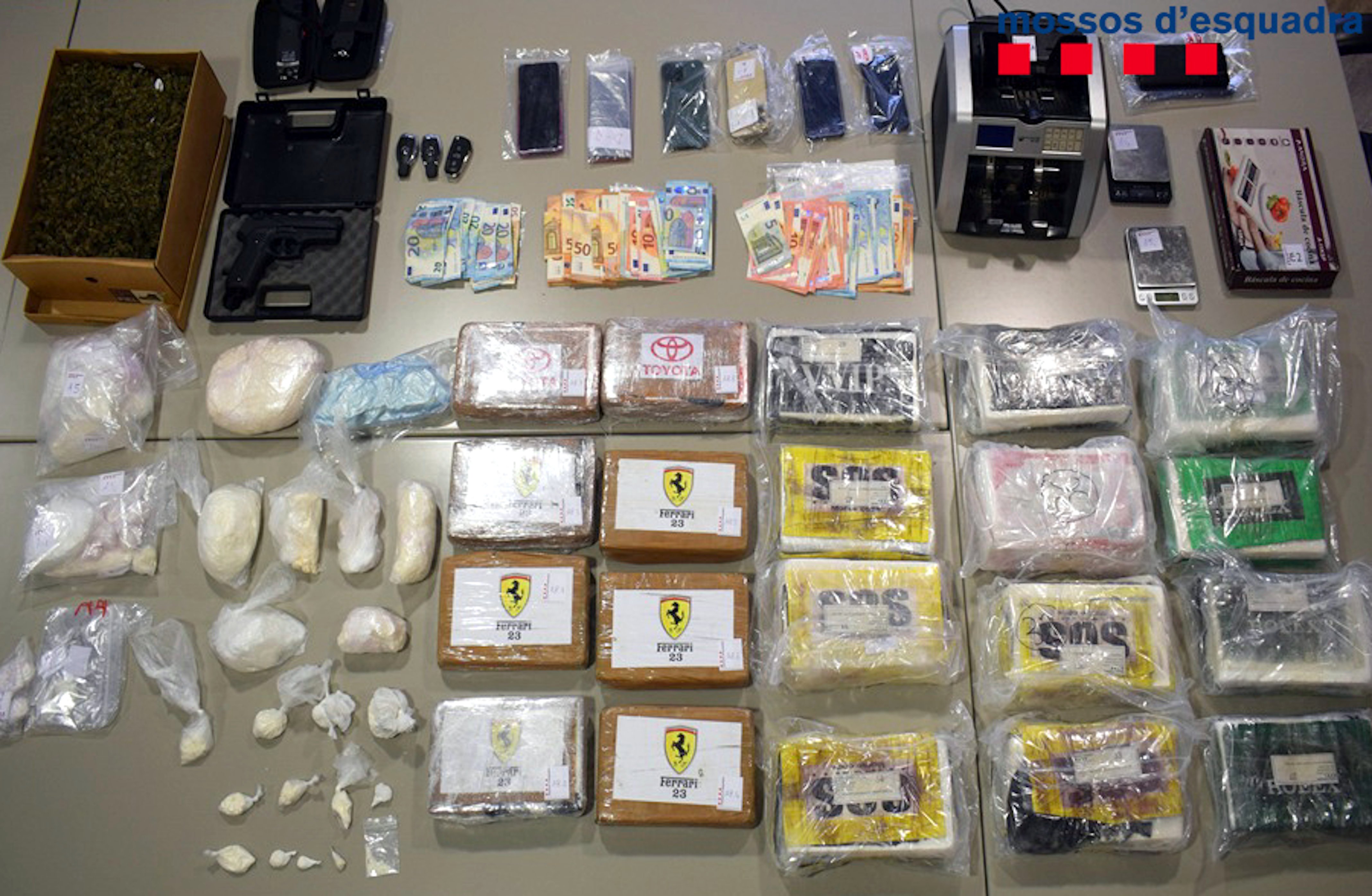 Paquets de cocaïna, telèfons mòbils, diners i armes decomissats als narcotraficants del Bages / CME