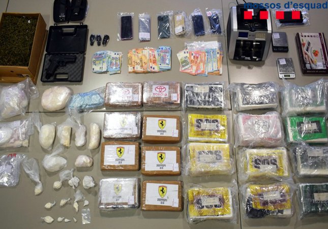 Paquets de cocaïna, telèfons mòbils, diners i armes decomissats als narcotraficants del Bages / CME