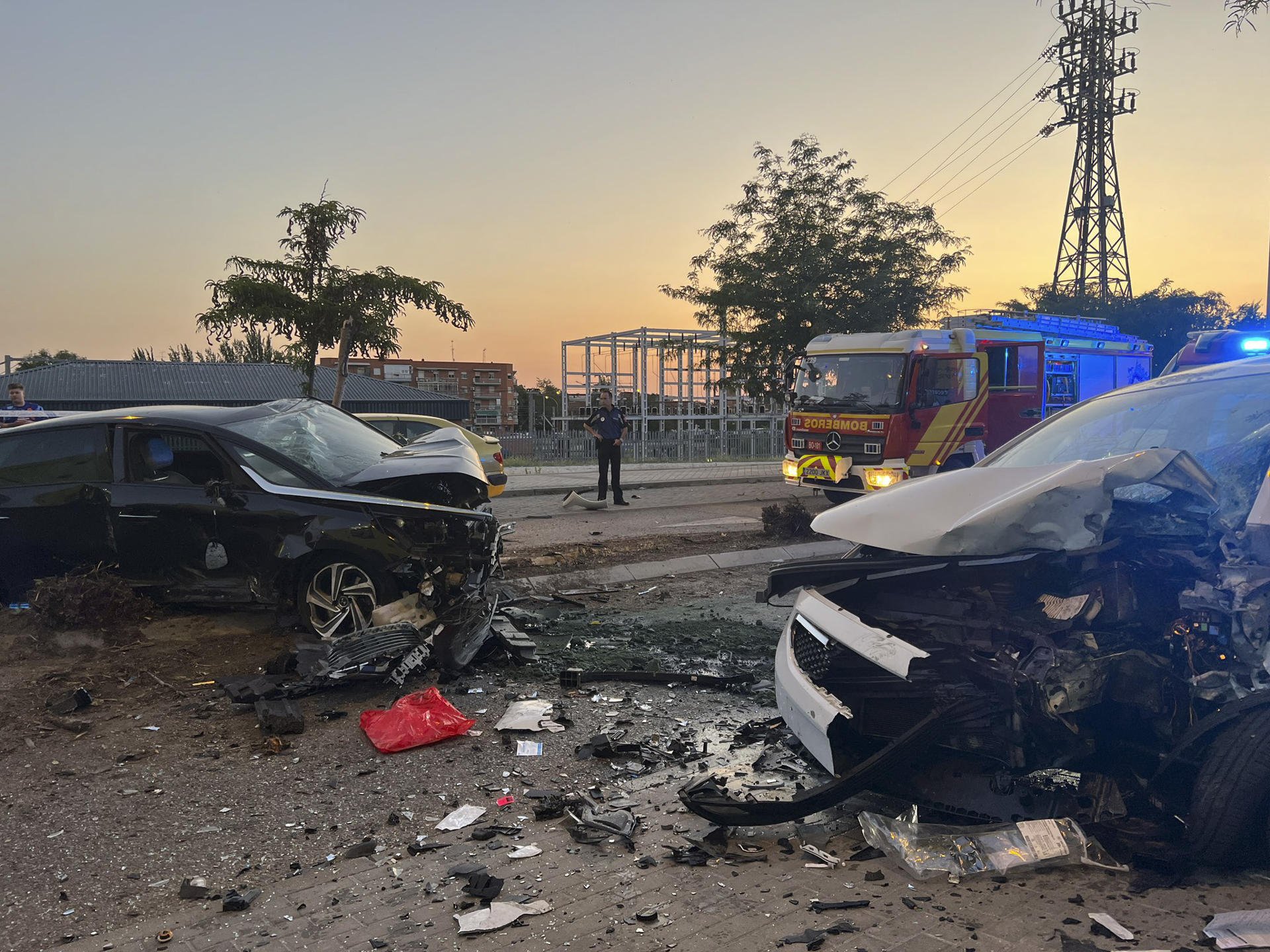 Estat dels cotxes després de l'accident d'aquest divendres a Madrid / EMERGENCIAS MADRID - EFE