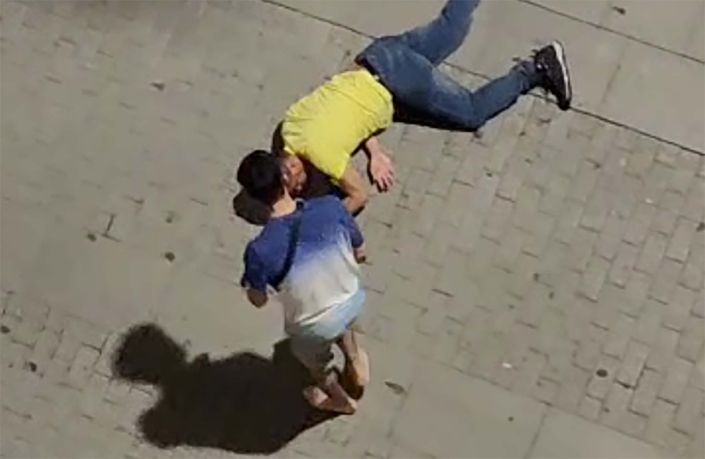 Ataca y deja inconscientes a dos hombres que habían increpado a su pareja  en Tortosa: brutal paliza | VÍDEO