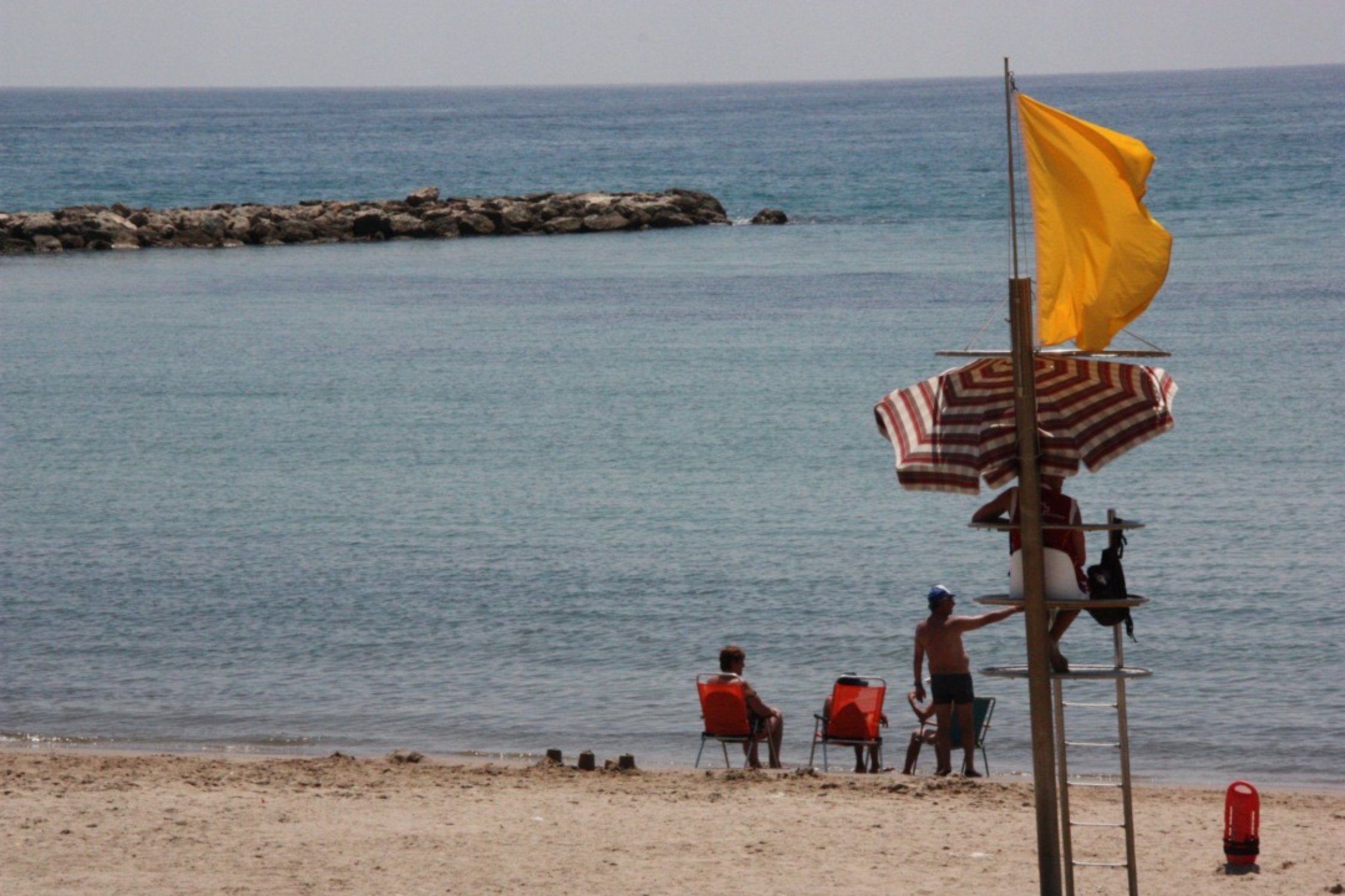 bandera groga platja nuria torres acn