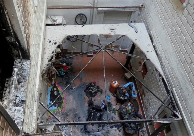  Agentes de Policía Nacional han detenido a un hombre de 31 años que prendió fuego a su domicilio en la calle Batalla de Lepanto de Zaragoza cuando se encontraban en el interior del inmueble varios de los miembros de su familia, uno de los cuales, su padr