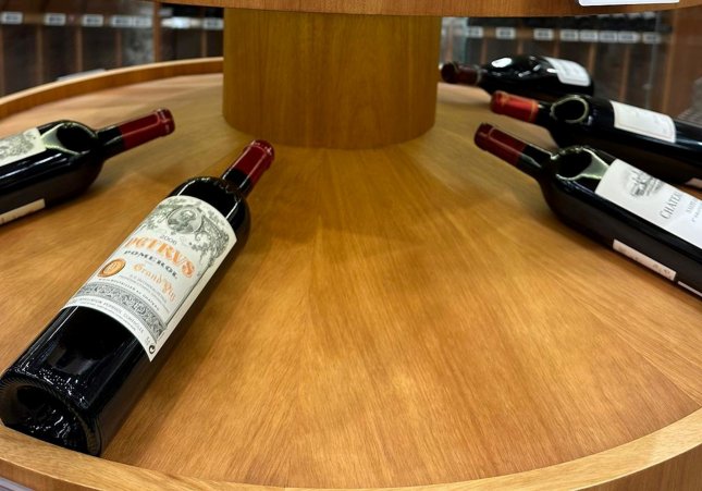 La vitrina de grans vins d'on els lladres es van endur les ampolles a Palafrugell / VINS I LICORS GRAU - ACN