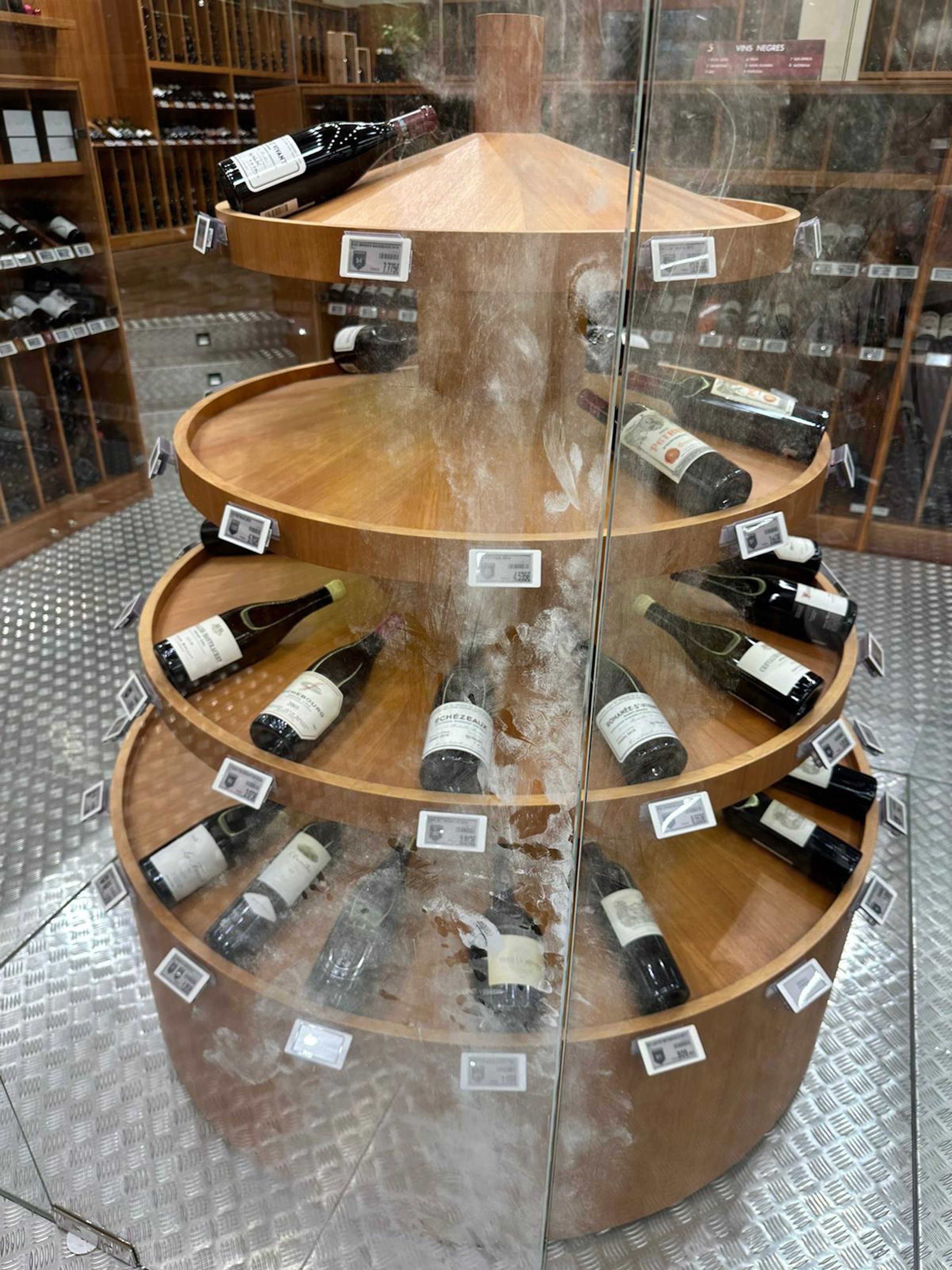 La vitrina de grandes vinos de donde los ladrones se llevaron las botellas en Palafrugell / VINOS I LICORES GRADO - ACN La vitrina de grandes vinos de donde los ladrones se llevaron las botellas en Palafrugell / VINOS I LICORES GRADO - ACN