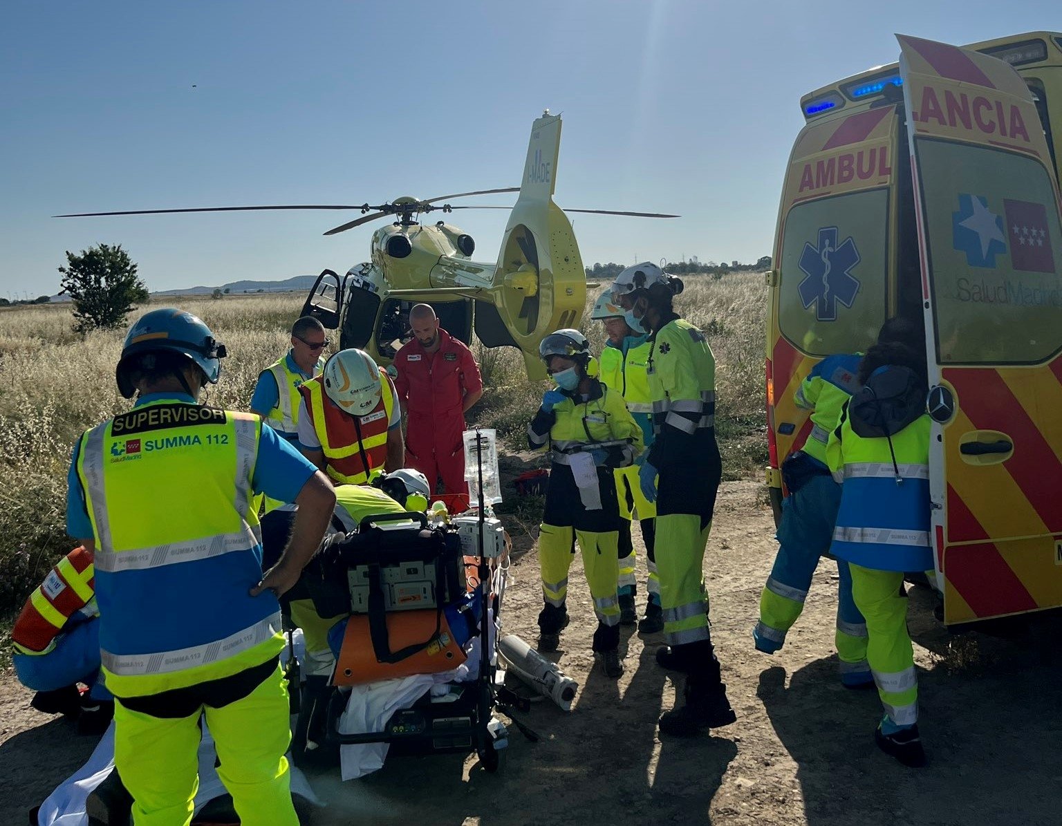 L'equip d'emergències transporta a la víctima ferida d'un tret des de Ciempozuelos a l'Hospital 12 d'Octubre de Madrid / EMERGENCIAS 112 COMUNIDAD DE MADRID