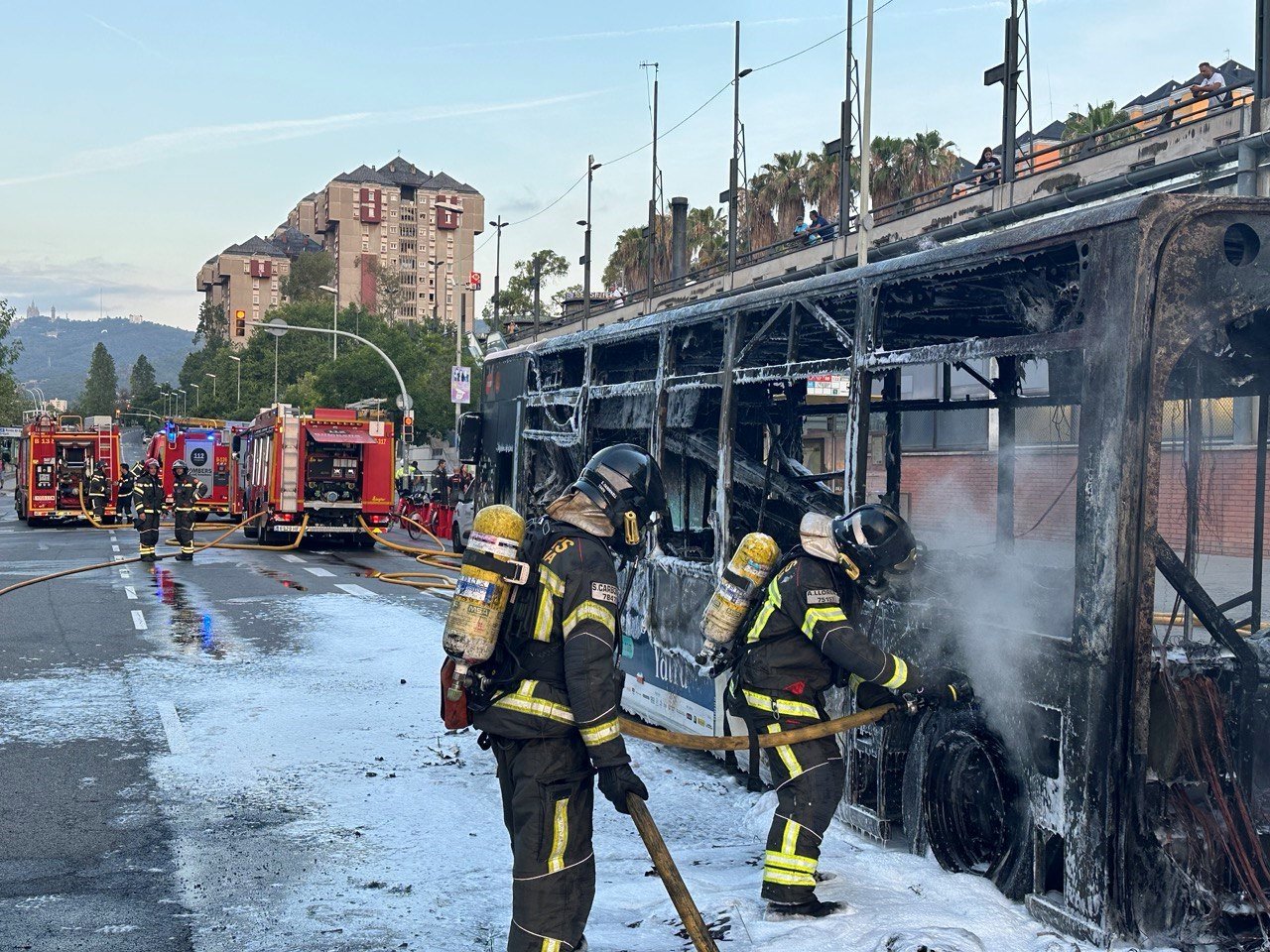 Els bombers durant les tasques d'extinció de l'autobús a Barcelona / BOMBERS DE BARCELONA