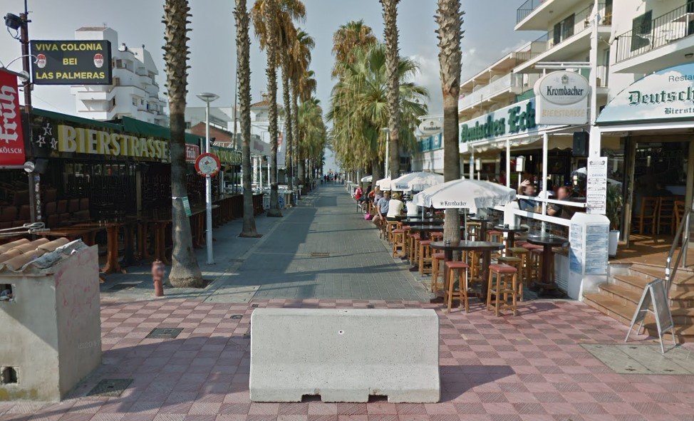 Zona de bars i restaurants de la platja de Palma propera a la zona del hotel en una foto d'arxiuj