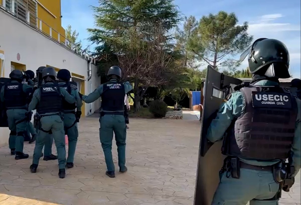 Moment de la detenció dels líders de la secta de xamans a Pobla Tornesa (Castelló) / GUÀRDIA CIVIL