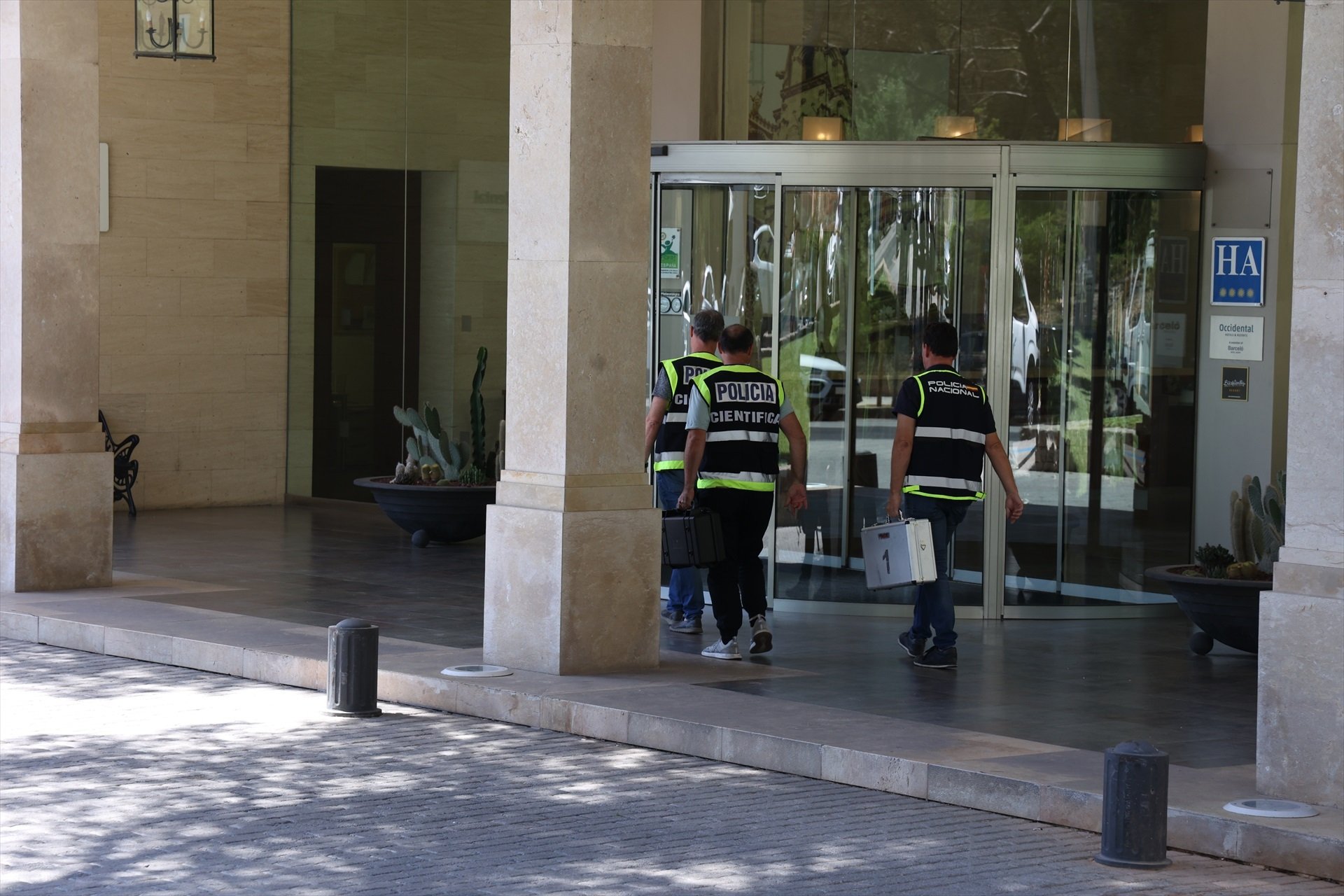 Agentes de policía científica en las inmediaciones de la zona donde seis turistas presuntamente han violado a una joven en Palma (Mallorca) / ISAAC BUJ - EUROPA PRESS