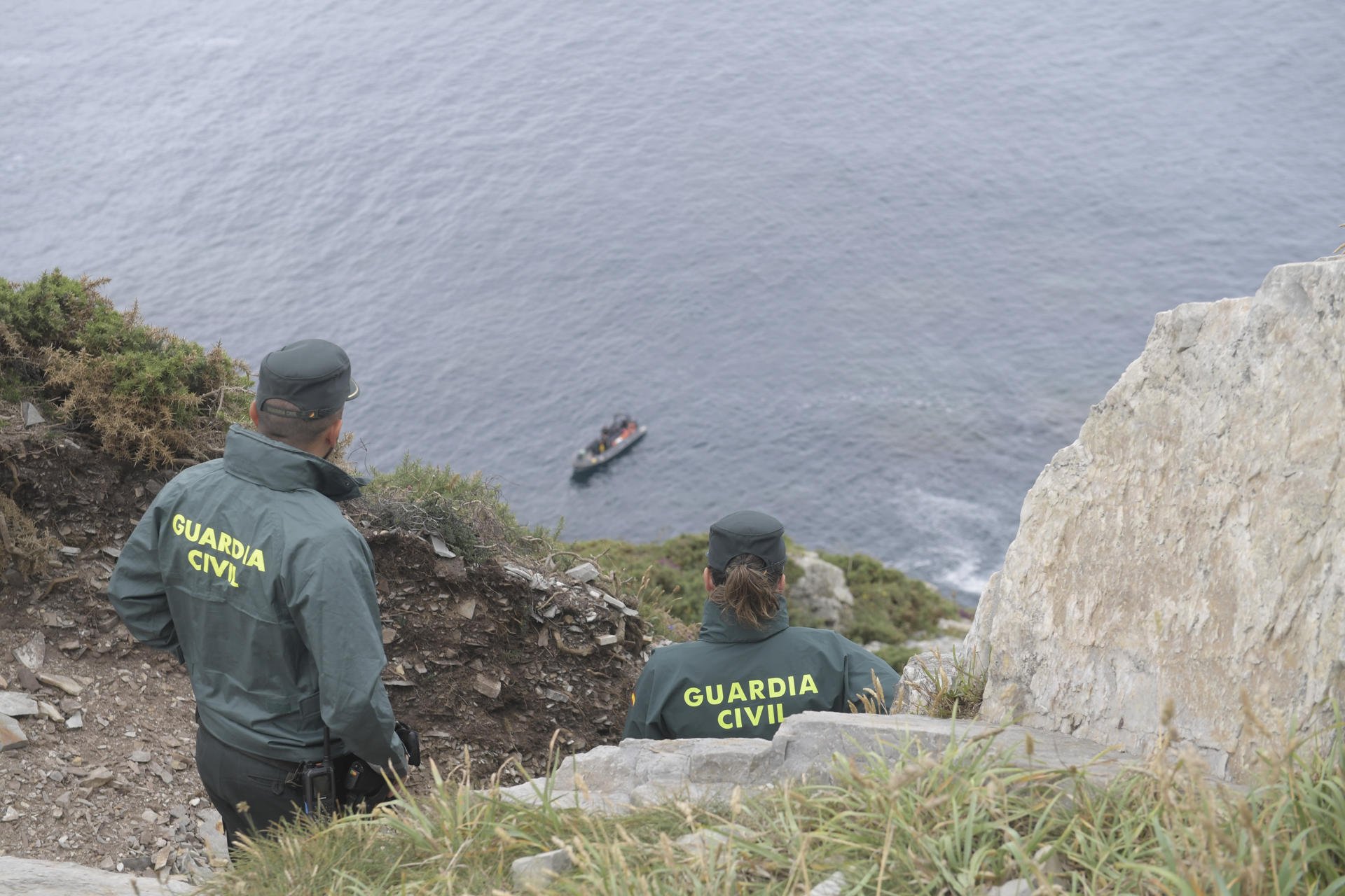 Agents de la Guàrdia Civil durant la recerca de l'alcalde asturià, al lloc on ha aparegut un cadàver / ELOY ALONSO - EFE