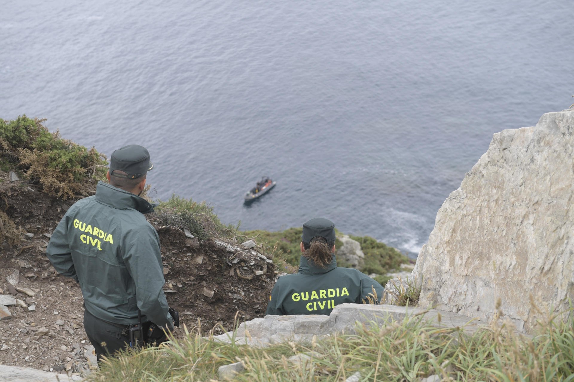 Agentes de la Guardia Civil durante la investigación|búsqueda del alcalde asturiano, en el lugar|sitio donde ha aparecido un cadáver / ELOY ALONSO - EFE