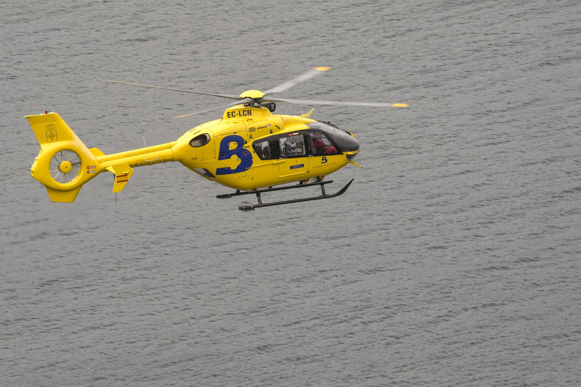 L'helicòpter dels Bombers d'Astúries que ha localitzat un cadàver aquest dimecres / ELOY ALONSO - EFE