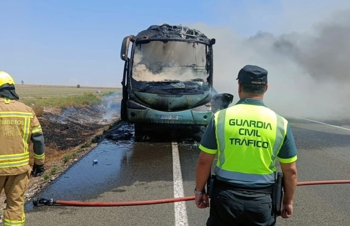 Estat de l'autobús cremat a Fraga / Guàrdia Civil