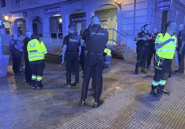  La Policía Nacional ha detenido a 12 jóvenes de entre 20 y 30 años, nueve de ellos heridos trasladados a distintos hospitales, tras una reyerta multitudinaria ocurrida la madrugada de este martes en la madrileña plaza de Marqués de Vadillo, en el distrit