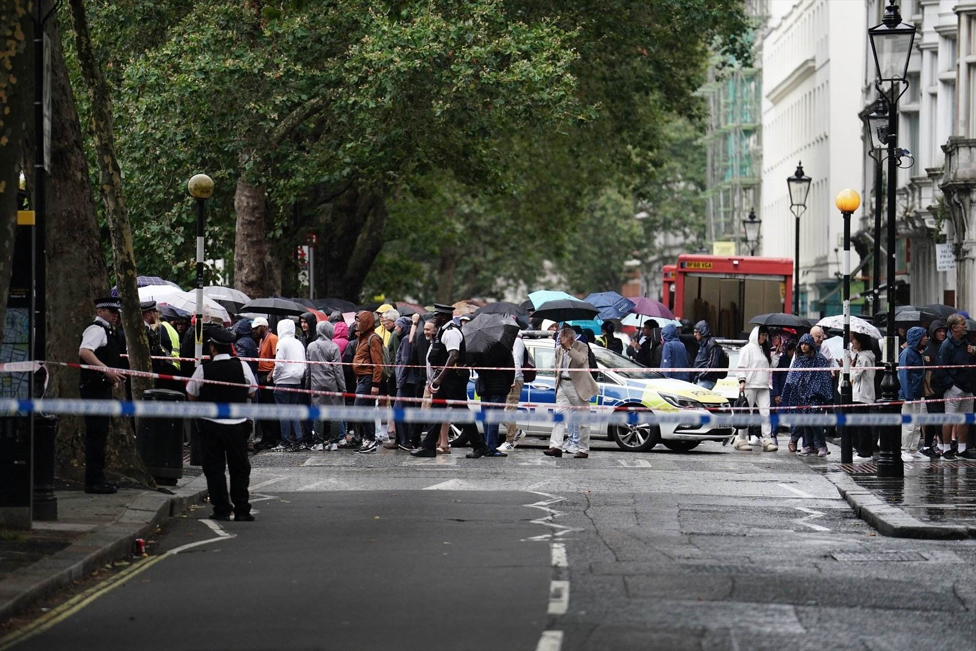 La policia patrulla al Museu Britànic de Londres després que un home fos detingut com a sospitós de causar danys corporals greus després que un home fos apunyalat a prop del museu / Jordan Pettitt - PA Wire - dpa