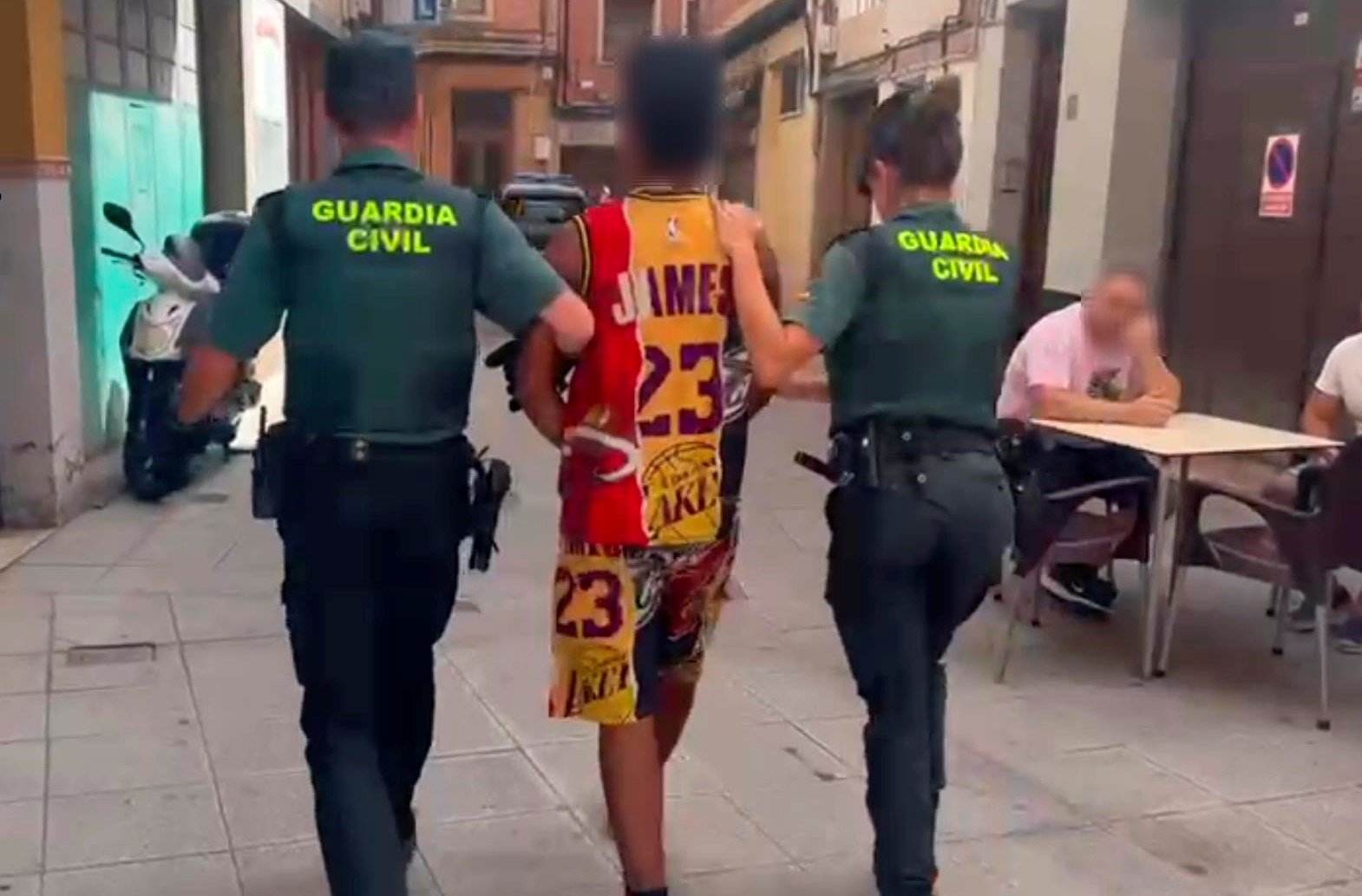 Moment de la detenció del jove de 21 anys acusat d'agredir sexualment una amiga seva a la Rioja / GUÀRDIA CIVIL