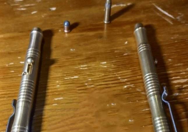 Hallan dos 'boli-pistolas' al detenido por agredir a un hombre anoche en un restaurante de Usera / POLICÍA MUNICIPAL DE MADRID