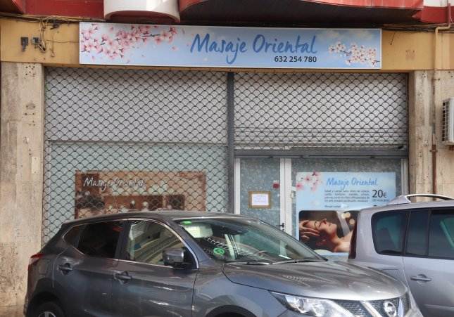 Façana de l'establiment de massatges orientals de Blanes on la Policia Local ha rescatat una noia / ALEIX FREIXAS, ACN