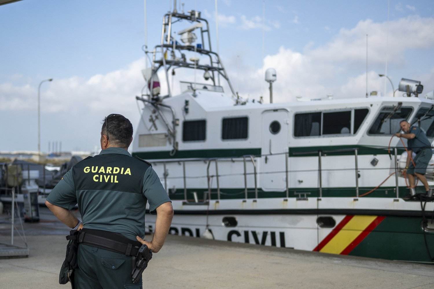 Un agente de la Guardia Civil durante una patrulla marítima en el Puerto de Barcelona, en una imagen de archivo / Lorena Sopêna - Europa Press