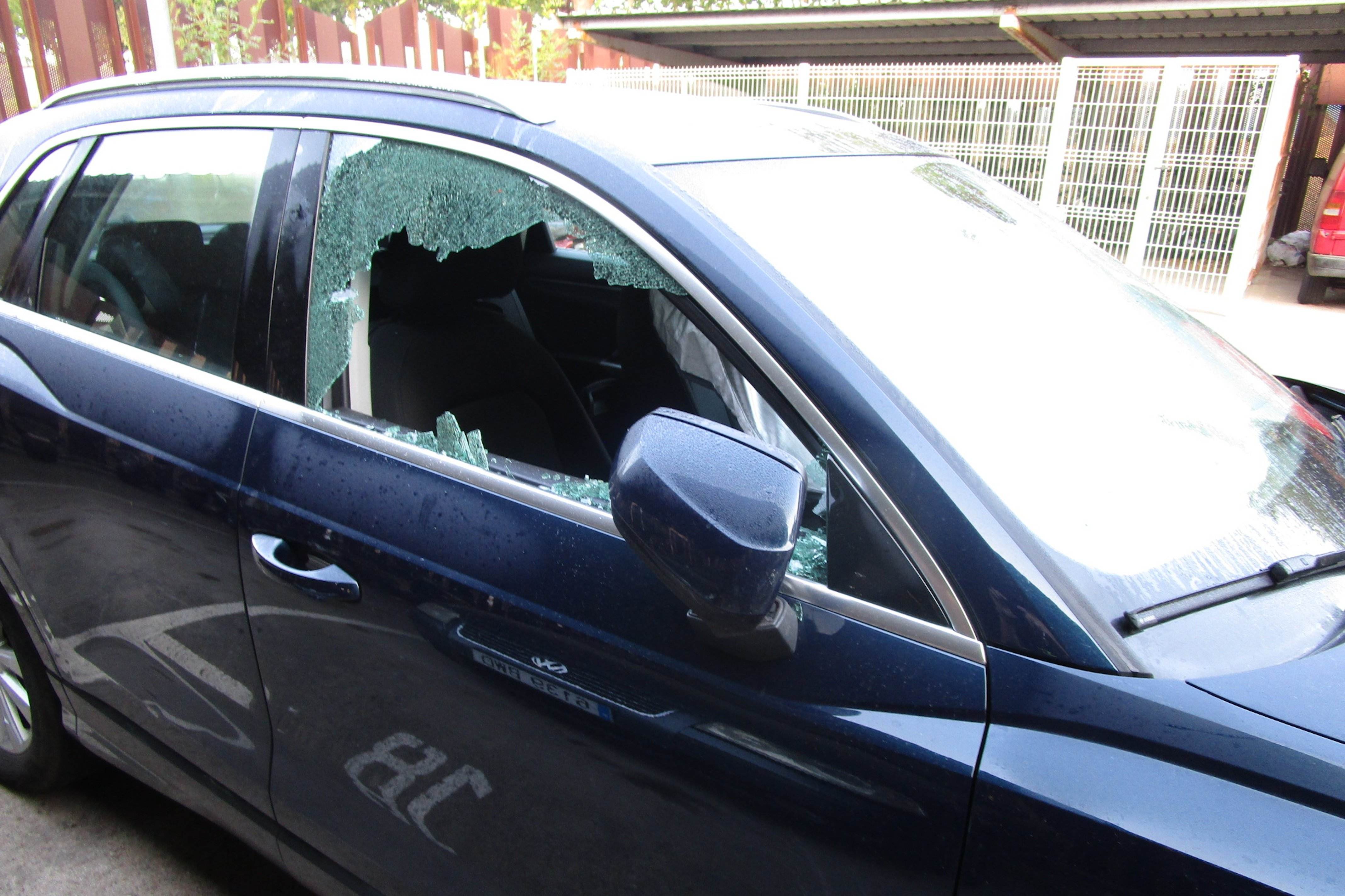 Un cotxe amb la finesitra esberlada a Platja d'Aro / POLICIA LOCAL DE PLATJA D'ARO