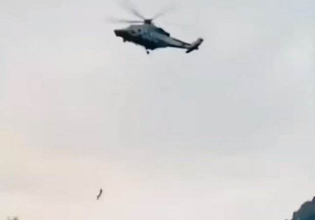 Imatges virals del rescat de les persones atrapades en un telefèric al nord del Pakistán