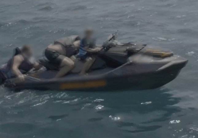 La família rescatada per la Guàrdia Civil a Empuriabrava després de bolcar amb la moto aquàtica / GUÀRDIA CIVIL