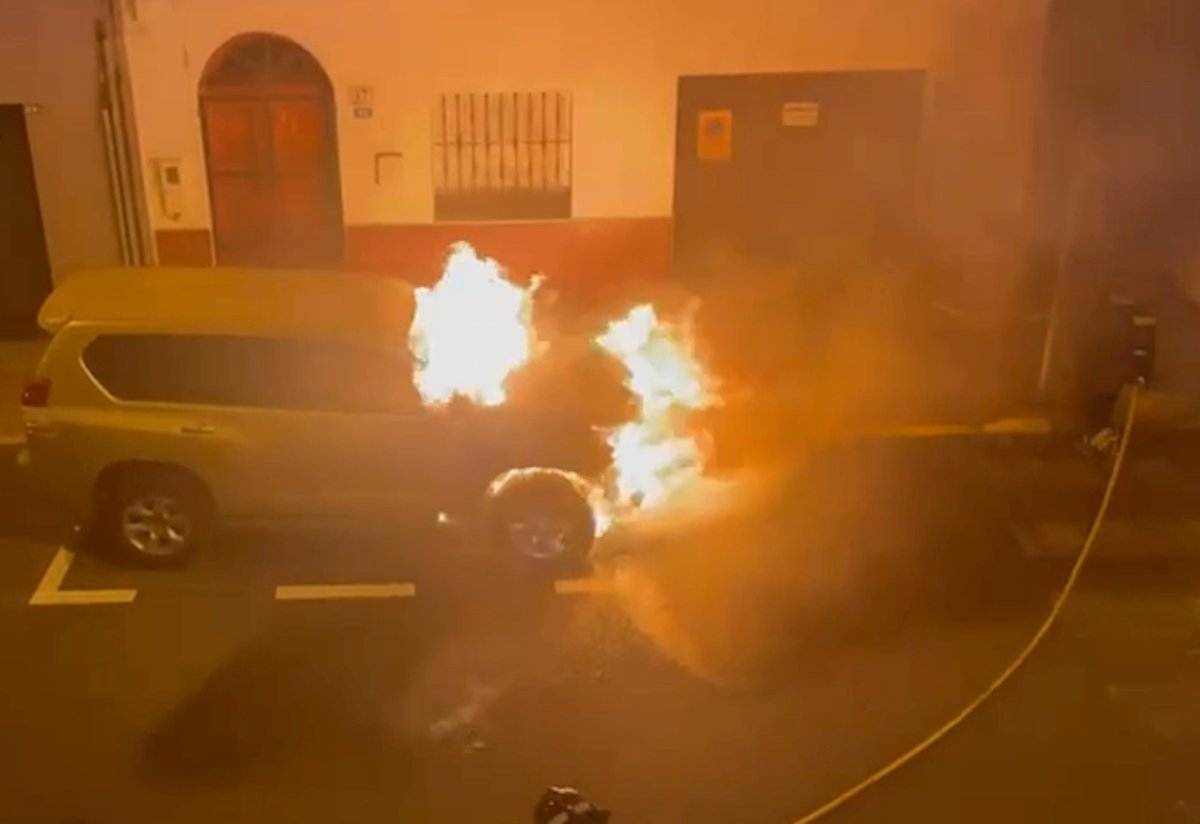 Cremen cotxe guàrdia civil Melilla