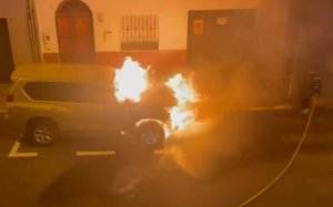 Cremen cotxe guàrdia civil Melilla